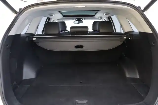 Valkoinen Maastoauto, Kia Sorento – KUJ-428