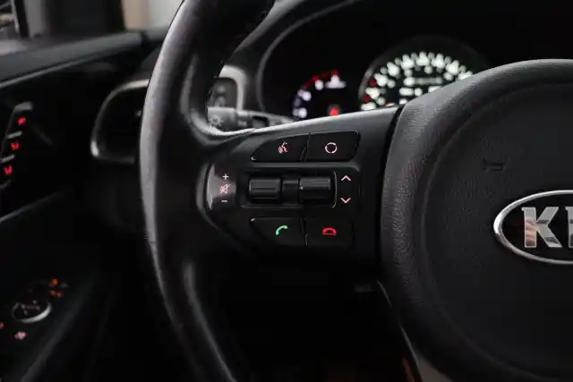 Valkoinen Maastoauto, Kia Sorento – KUJ-428