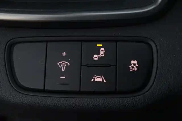 Valkoinen Maastoauto, Kia Sorento – KUJ-428