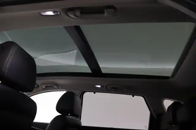Valkoinen Maastoauto, Kia Sorento – KUJ-428