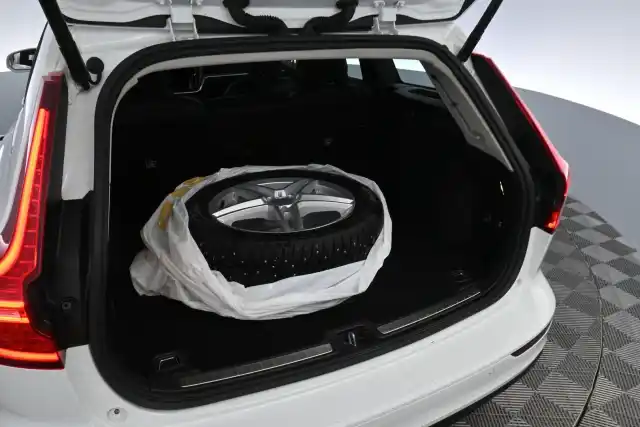 Valkoinen Farmari, Volvo V60 – KUJ-877