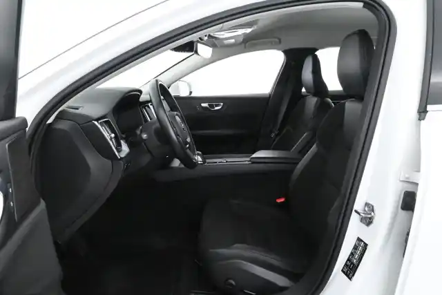 Valkoinen Farmari, Volvo V60 – KUJ-877