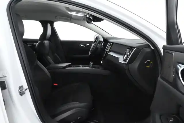 Valkoinen Farmari, Volvo V60 – KUJ-877