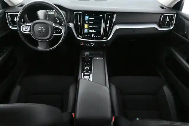 Valkoinen Farmari, Volvo V60 – KUJ-877