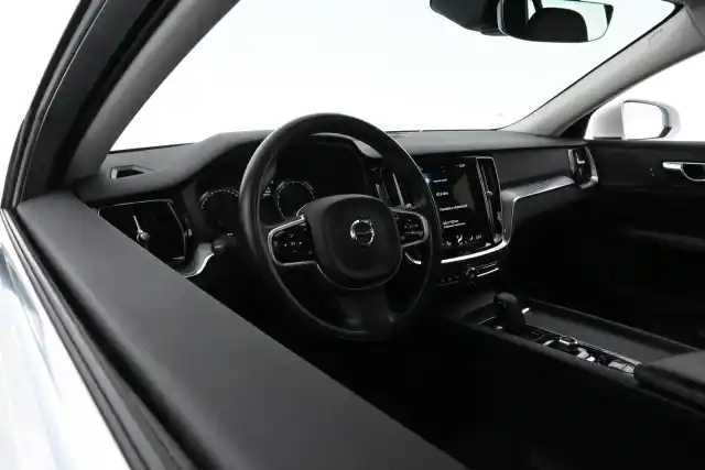 Valkoinen Farmari, Volvo V60 – KUJ-877