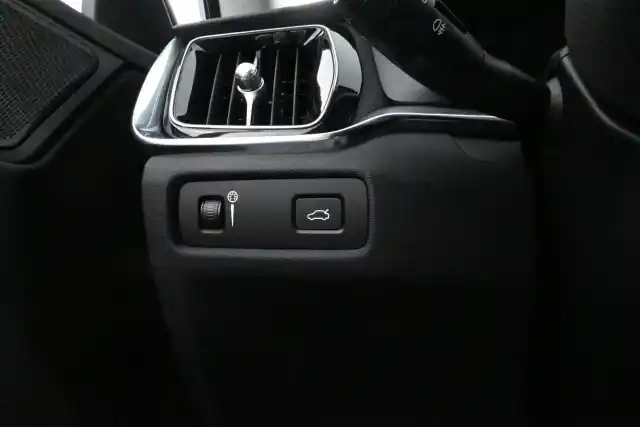 Valkoinen Farmari, Volvo V60 – KUJ-877