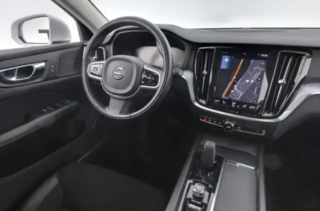 Valkoinen Farmari, Volvo V60 – KUJ-877