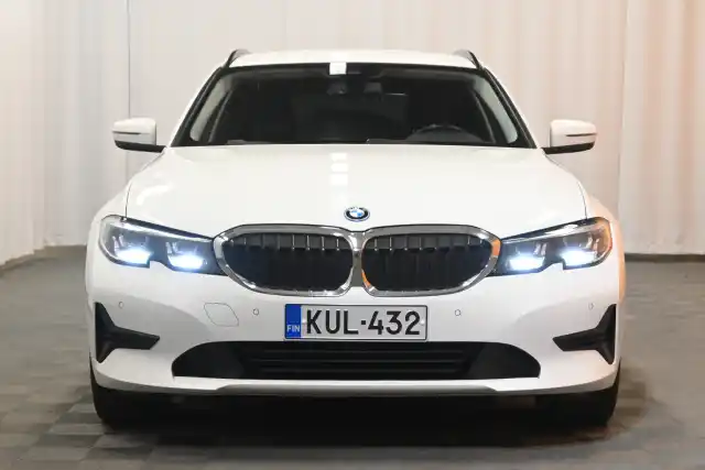 Valkoinen Farmari, BMW 330 – KUL-432