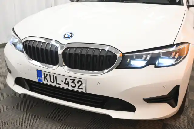 Valkoinen Farmari, BMW 330 – KUL-432