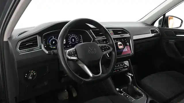 Harmaa Maastoauto, Volkswagen Tiguan – KUN-210