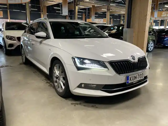 Valkoinen Farmari, Skoda Superb – KUN-702