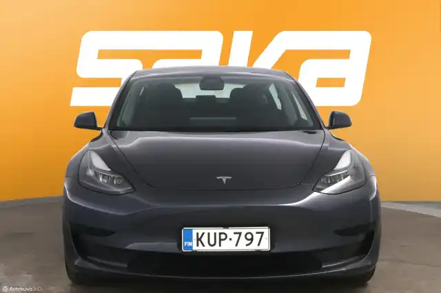 Harmaa Sedan, Tesla Model 3 – KUP-797