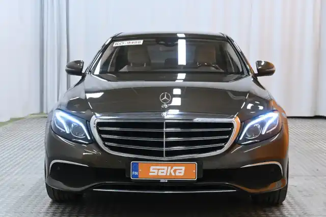 Ruskea Sedan, Mercedes-Benz E – KUR-435
