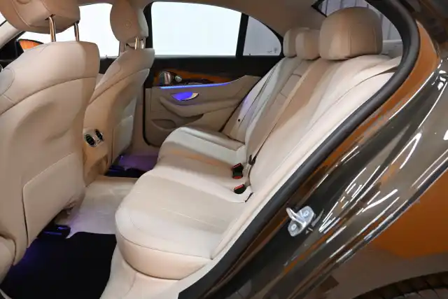 Ruskea Sedan, Mercedes-Benz E – KUR-435