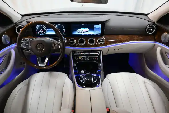 Ruskea Sedan, Mercedes-Benz E – KUR-435