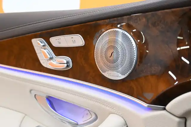 Ruskea Sedan, Mercedes-Benz E – KUR-435