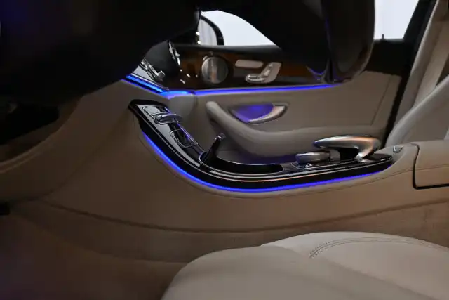 Ruskea Sedan, Mercedes-Benz E – KUR-435