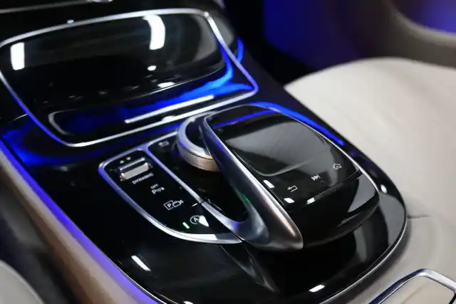 Ruskea Sedan, Mercedes-Benz E – KUR-435