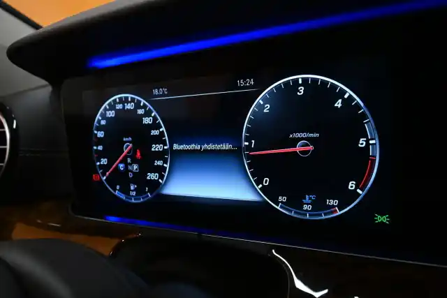 Ruskea Sedan, Mercedes-Benz E – KUR-435