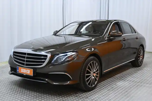 Ruskea Sedan, Mercedes-Benz E – KUR-435