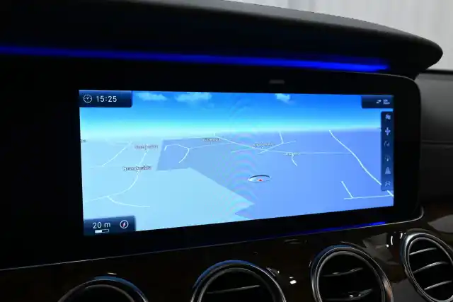 Ruskea Sedan, Mercedes-Benz E – KUR-435