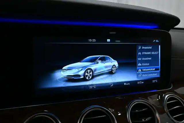 Ruskea Sedan, Mercedes-Benz E – KUR-435