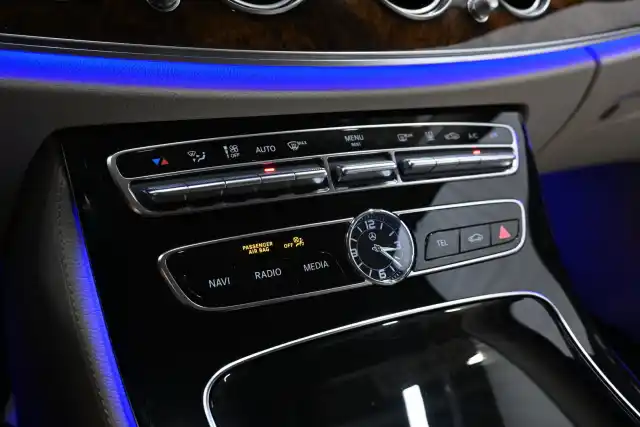 Ruskea Sedan, Mercedes-Benz E – KUR-435