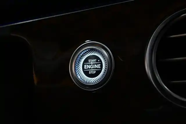 Ruskea Sedan, Mercedes-Benz E – KUR-435
