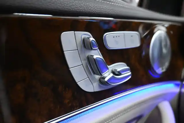 Ruskea Sedan, Mercedes-Benz E – KUR-435