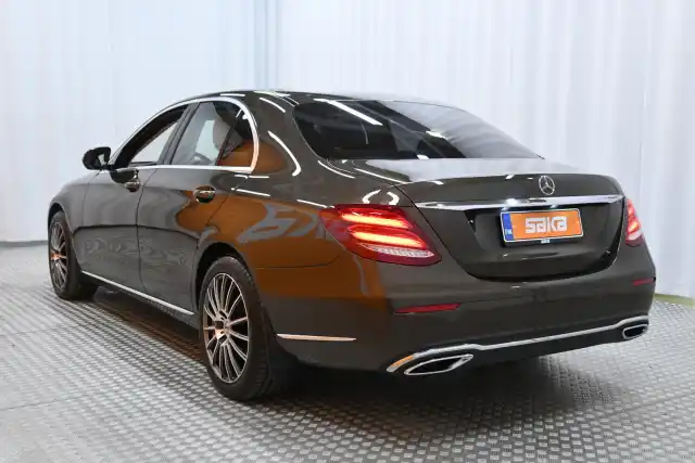 Ruskea Sedan, Mercedes-Benz E – KUR-435