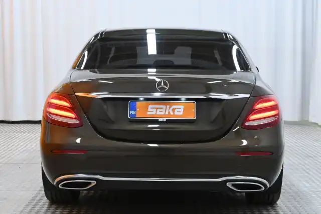 Ruskea Sedan, Mercedes-Benz E – KUR-435