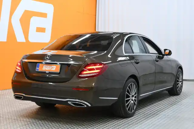 Ruskea Sedan, Mercedes-Benz E – KUR-435