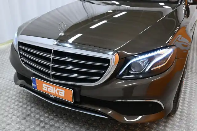 Ruskea Sedan, Mercedes-Benz E – KUR-435