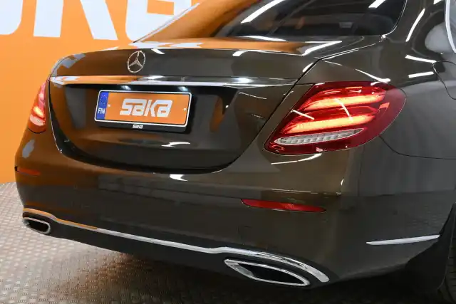 Ruskea Sedan, Mercedes-Benz E – KUR-435