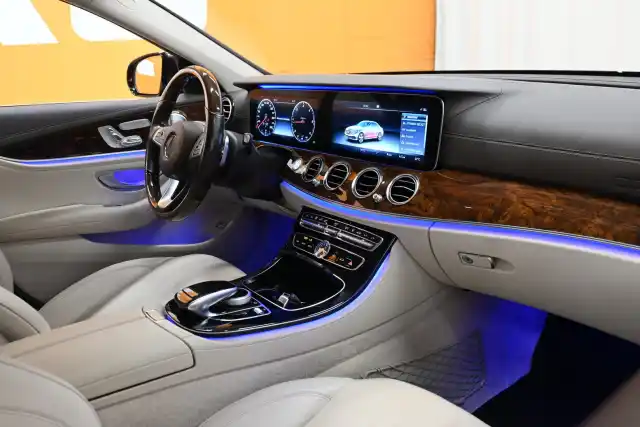 Ruskea Sedan, Mercedes-Benz E – KUR-435