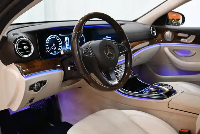 Ruskea Sedan, Mercedes-Benz E – KUR-435