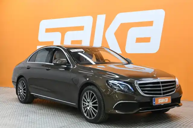 Ruskea Sedan, Mercedes-Benz E – KUR-435