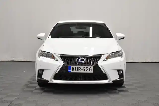 Valkoinen Viistoperä, Lexus CT – KUR-626