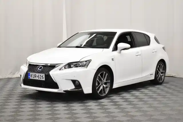 Valkoinen Viistoperä, Lexus CT – KUR-626