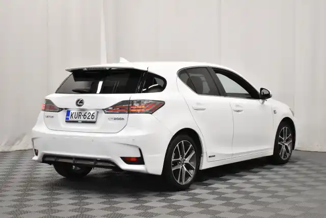 Valkoinen Viistoperä, Lexus CT – KUR-626