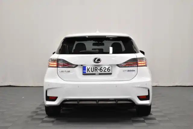 Valkoinen Viistoperä, Lexus CT – KUR-626