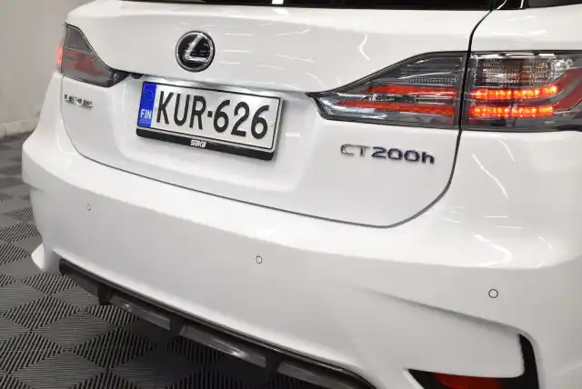 Valkoinen Viistoperä, Lexus CT – KUR-626