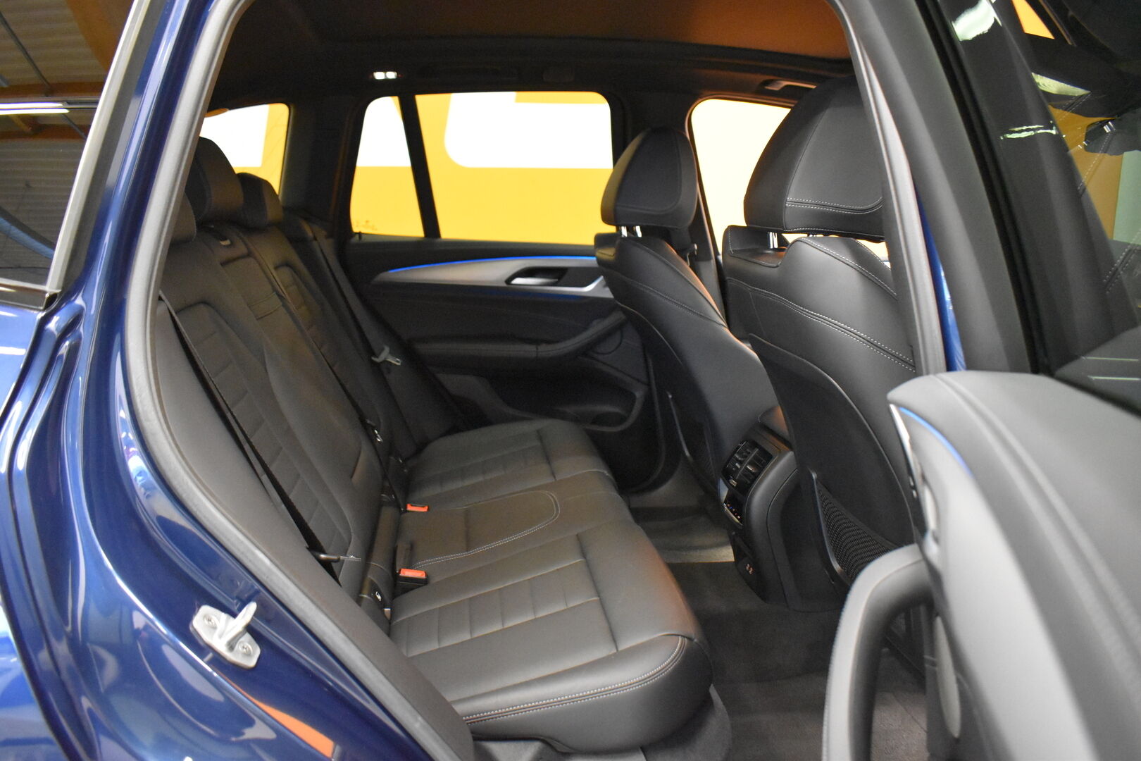 Sininen Maastoauto, BMW iX3 – KUT-325
