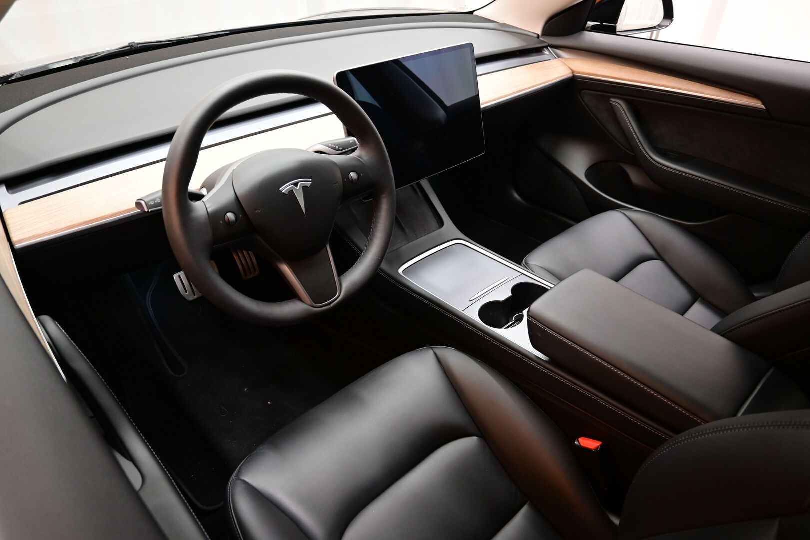 Musta Sedan, Tesla Model 3 – KUT-424
