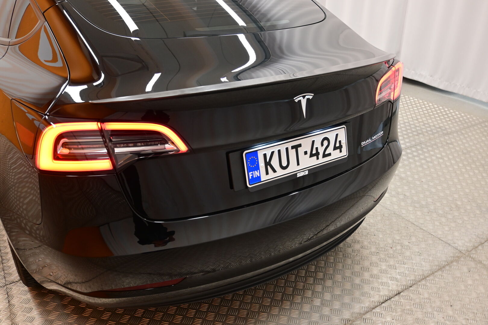Musta Sedan, Tesla Model 3 – KUT-424