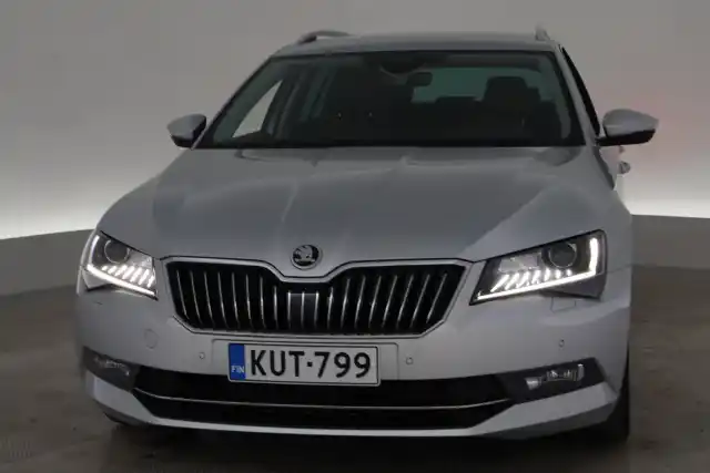 Harmaa Farmari, Skoda Superb – KUT-799