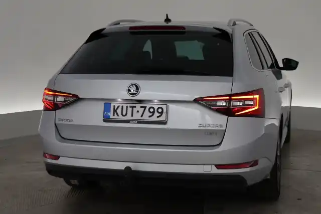 Harmaa Farmari, Skoda Superb – KUT-799