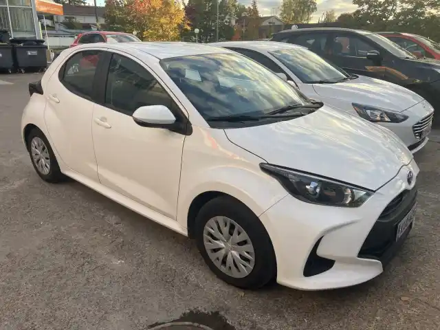 Valkoinen Viistoperä, Toyota Yaris – KUU-423