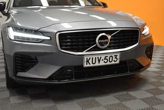 Harmaa Sedan, Volvo S60 – KUV-503