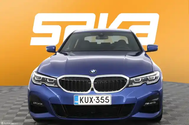 Sininen Sedan, BMW 330 – KUX-355